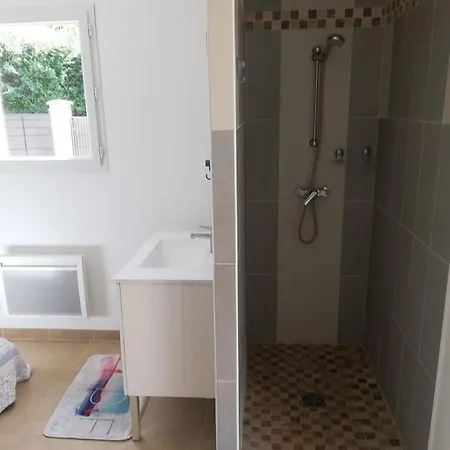 Hôtes Jacuzzi Climatiseur Provence Alojamento de Acomodação e Pequeno-almoço 3*